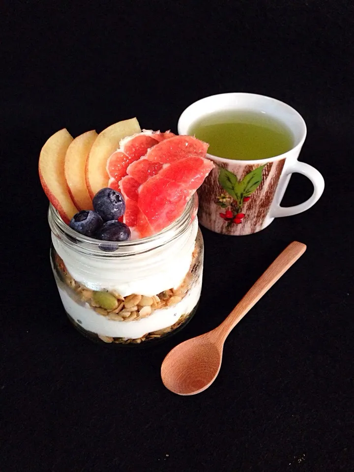 Breakfast in a jar - homemade granola, Greek yogurt, fresh fruits. 🍵 煎茶|coxiella24さん