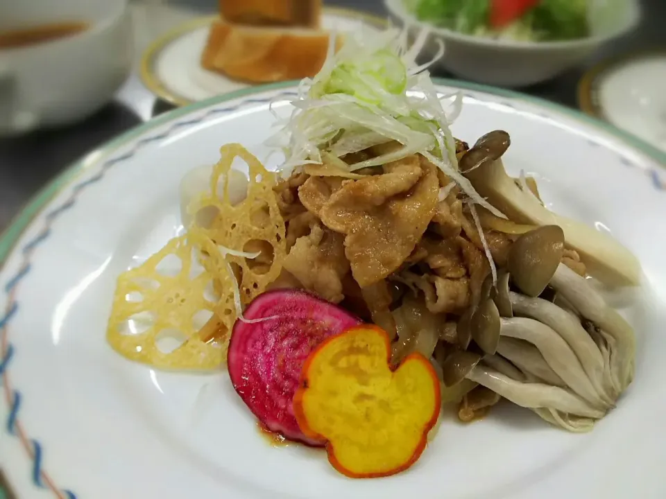 今日は、母の味からインスパイア！
からのプラス自分の味♪

豚バラの生姜焼～旬のお野菜と～|Yutaka Sakaguchiさん