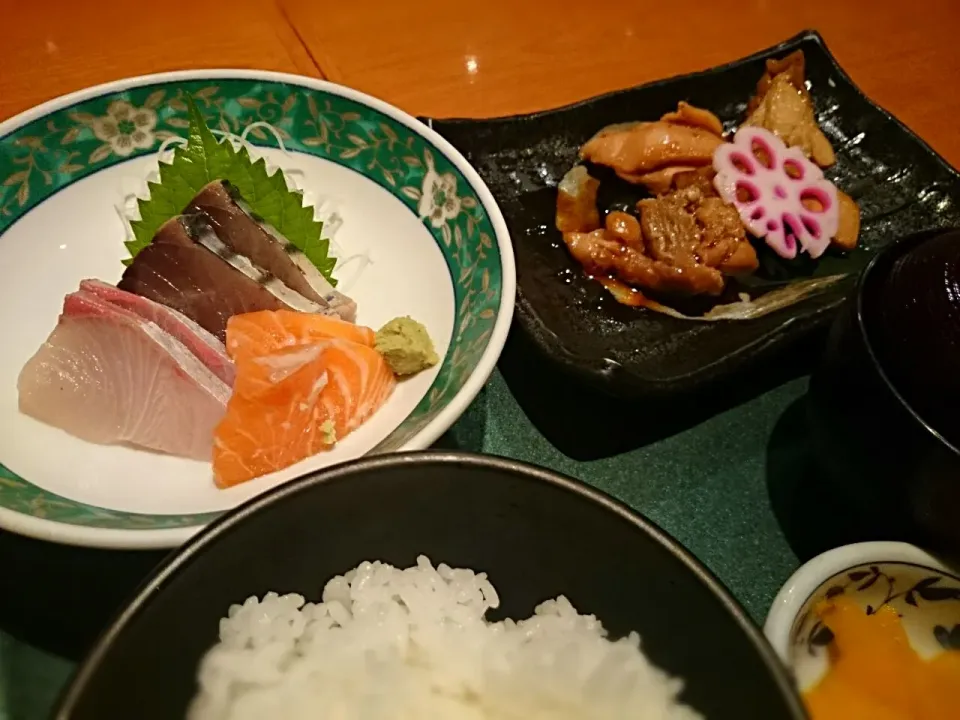 セレクトランチ(刺身盛り合わせ&照り焼きチキン)|イヌノヒトさん