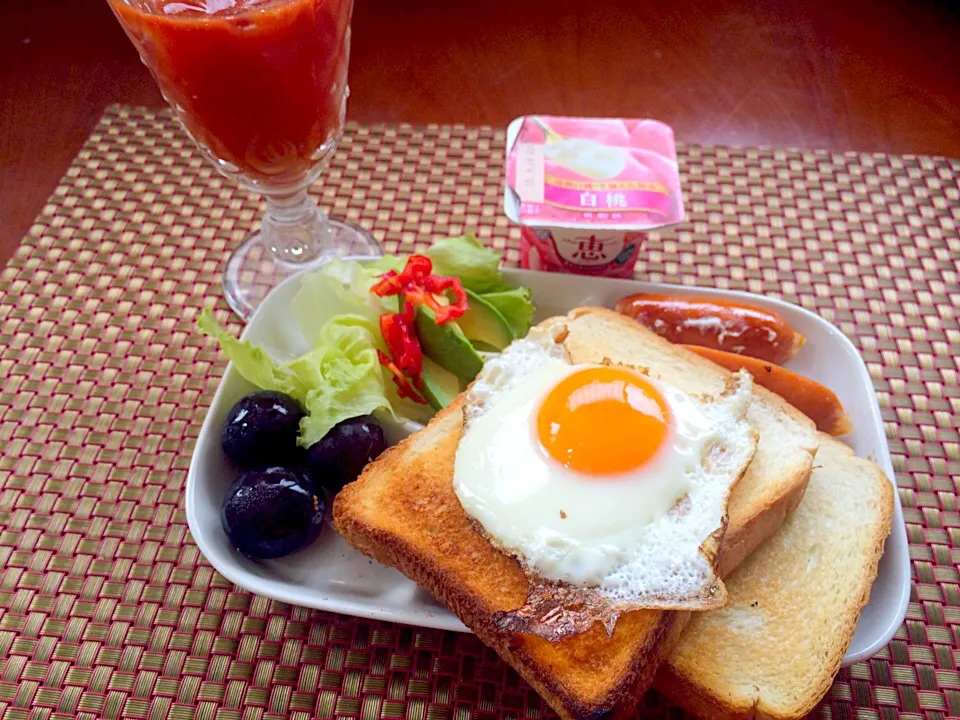 Snapdishの料理写真:Fried egg Toast🍳目玉焼きトースト|🌈Ami🍻さん