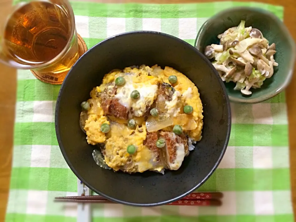 お昼ご飯
カツ丼(残り物のヒレカツ) しめじキャベツのハニーマスタードマヨ和え|sayakaさん