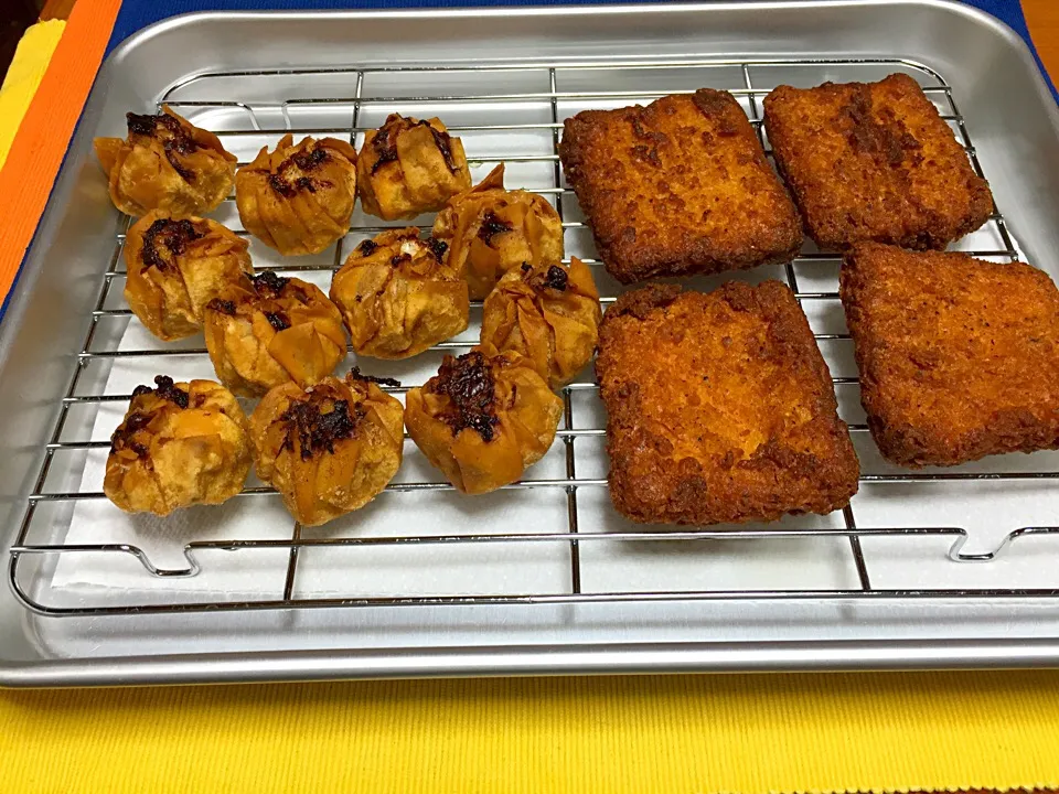 手作り焼売を冷凍保存して置いたので、揚げ焼売(^^)と、チキンナゲット（市販の冷凍食品）|Yukihiko Ishidaさん