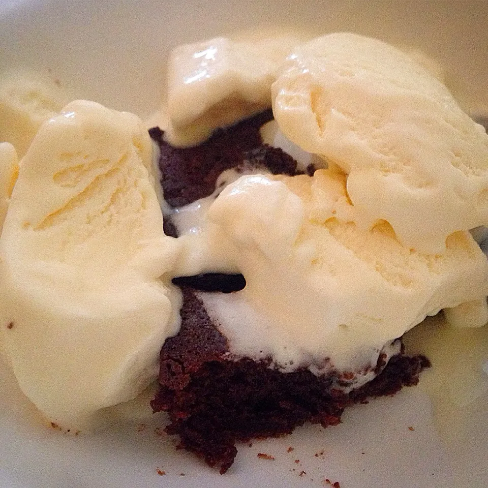 Dessert - brownies and vanilla ice cream|gracecantillerさん