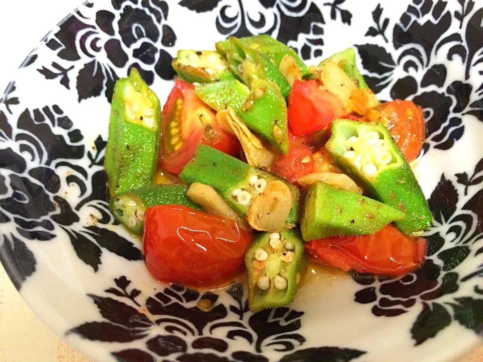 余ってた野菜で🙌🏼トマトとオクラのアーリオオーリオ💞|もえさん