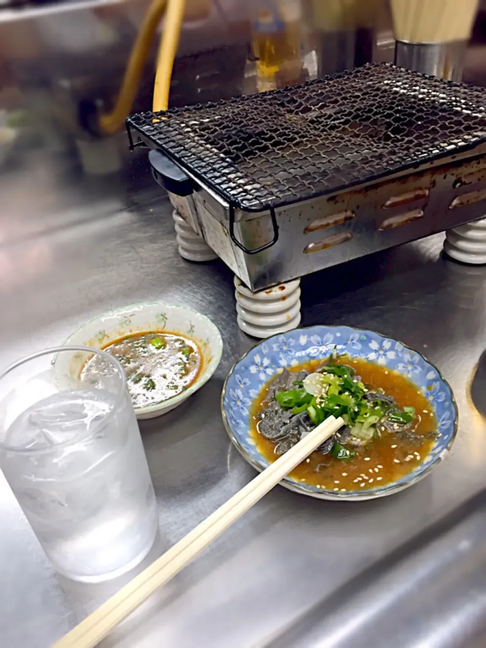 場末チックな焼肉屋さんで聖水沐浴開始🐮しかし、この曲がった焼き網が果てしなくお洒落❤️|にゃあ（芸名）さん