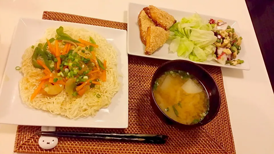 今日の夕食 焼きそうめんのあんかけ、えびトースト、たこポキ、大根の味噌汁|pinknari🐰🌈さん