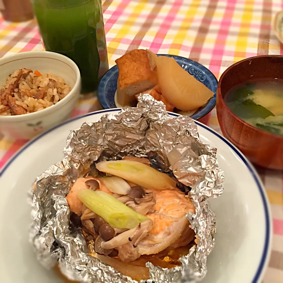 今日の夜ごはん❤️秋鮭のホイル焼き、秋刀魚蒲焼き炊き込みごはん、大根と厚揚げの煮物、お味噌汁！|Sah.Ahamさん