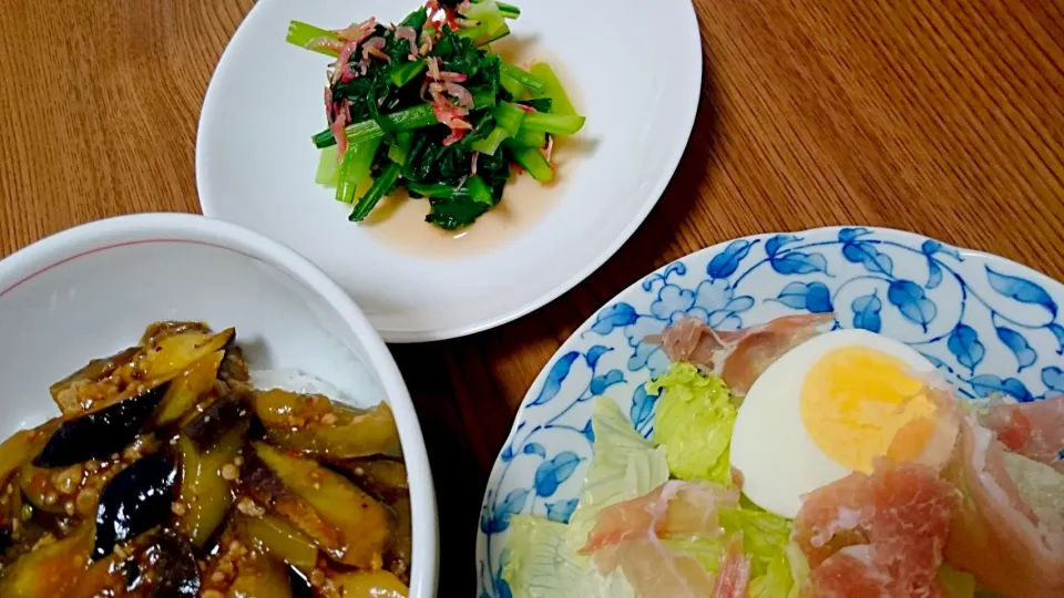 ・麻婆茄子丼
・ゆで卵と生ハムのサラダ
・小松菜と桜えびのおひたし|ようかんさん