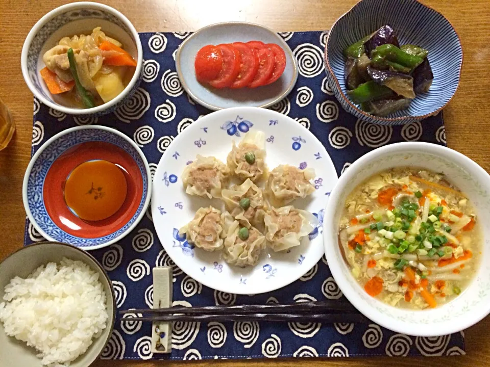 Snapdishの料理写真:9/4晩御飯
焼売 茄子とピーマンの味噌炒め 冷やしトマト 肉じゃが(昨日の残り物) 酸辣湯|sayakaさん