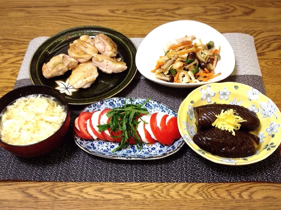 Snapdishの料理写真:鶏の塩焼き・にんじんとシメジとオクラのさっと煮たの・咲きちゃんさんの料理 鰹薫る冷やし茄子🍆・カプレーゼ・かきたま汁|美也子さん