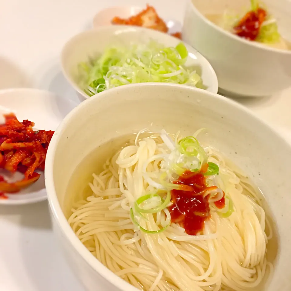 Snapdishの料理写真:手作り韓国冷麺スープでひやむぎ|ヨッチャンさん