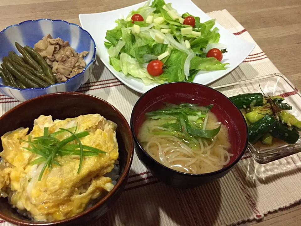 親子丼・たたきキュウリのたたピリ辛中華漬け・豚肉と自家製インゲンの煮物・レタスサラダ・前日の残り中華麺とネギの味噌汁|まーままさん