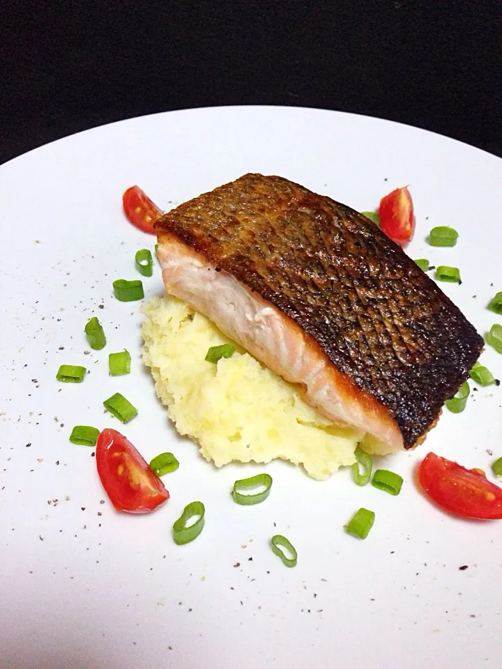 Pan seared salmon with crispy skin, mashed cauliflower, scallions|coxiella24さん