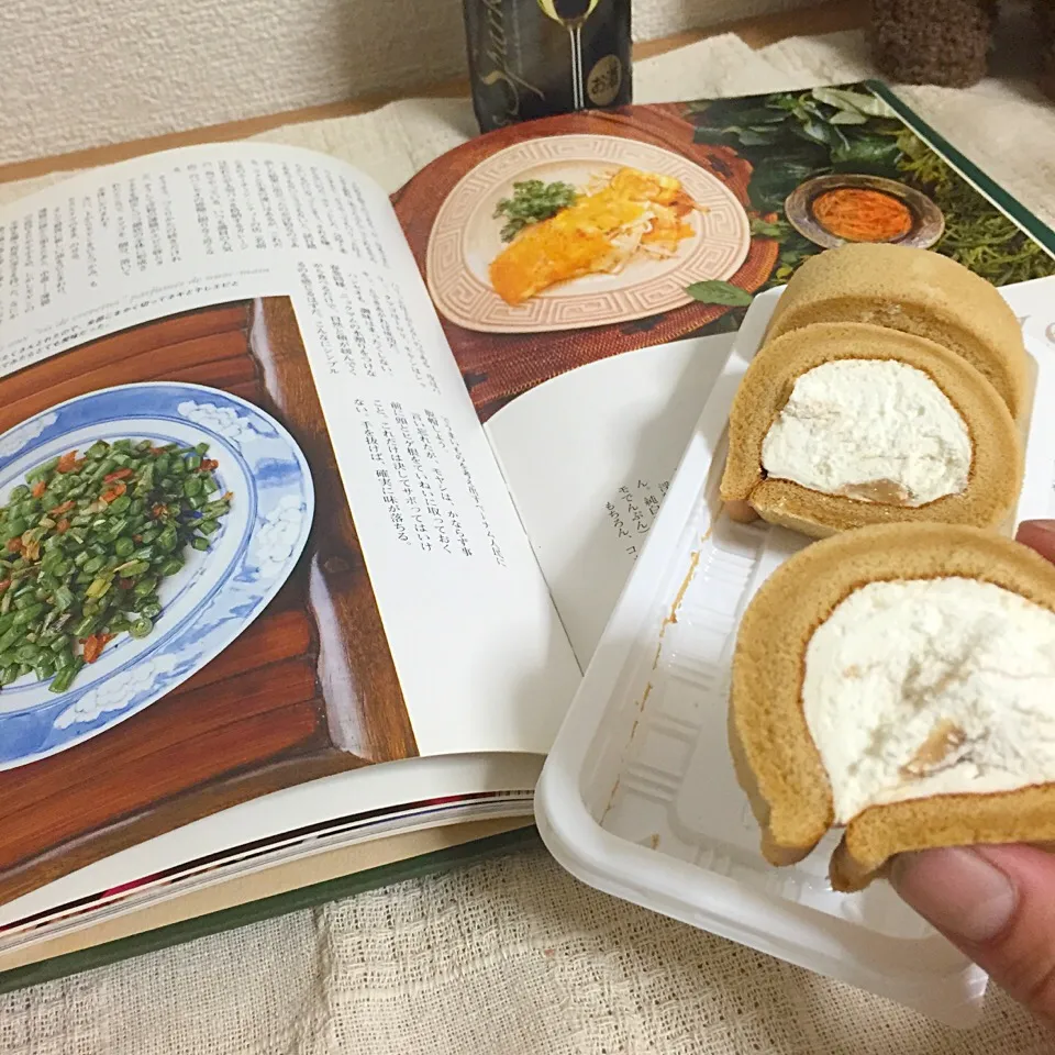 食べたいごはんの本を見ながらコンビニスイーツで今夜をしのぐ😁
ローソンのもち食感ロールマロン|Yukako Nishimuraさん