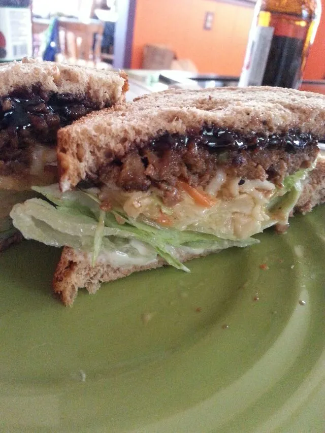 meatless meat loaf sandwich with slaw, lettuce, and pom jelly.|Polly Gelfusoさん