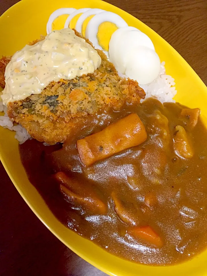 午後練の息子に置きご飯
シーフードカレーにアジフライ＆ゆで卵トッピング
タルタルには、らっきょうを入れてみました|cocoaさん