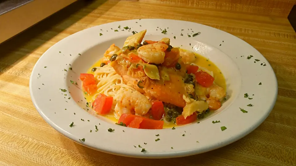 Tuscan Salmon & Shrimp w/capers, artichoke hearts & diced tomato in white wine lemon-butter sauce over angelhair|Jay Zimmermanさん