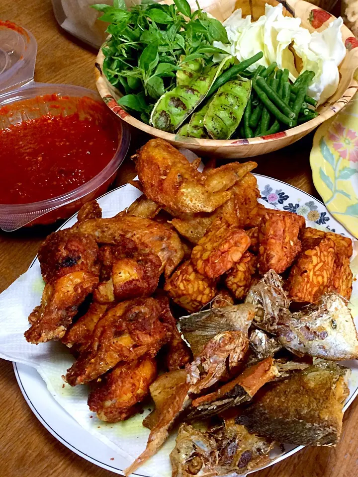 Snapdishの料理写真:Tempe ayam goreng sambal terasi lalapan...|haniさん