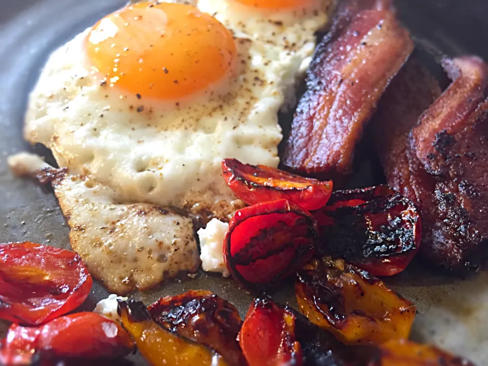 Snapdishの料理写真:Simple Eggs & Bacon, w/blackened mini tomatoes.|Josh Fieldsさん