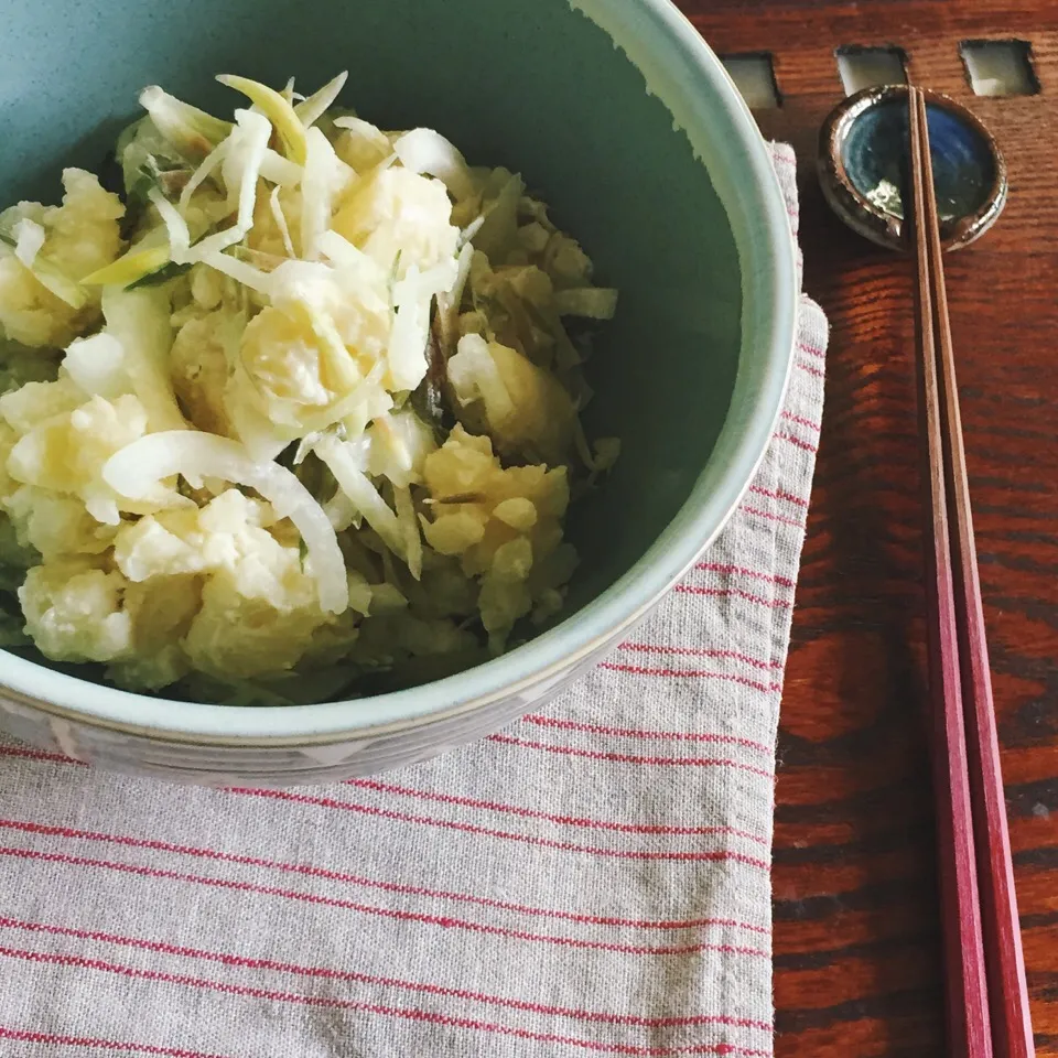 Snapdishの料理写真:nami toyoda（七海）さんの料理 赤たまねぎ・茗荷・酢橘でワ風ポテサラʕ-̼͡-ʔ|麻紀子さん