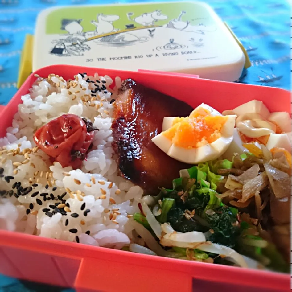 Snapdishの料理写真:お弁当(9/4)
梅干しごまごはん、ぶりの照り焼き、ゆで玉子、金平ごぼう、ほうれん草ともやしのおかか和え|さっちんさん