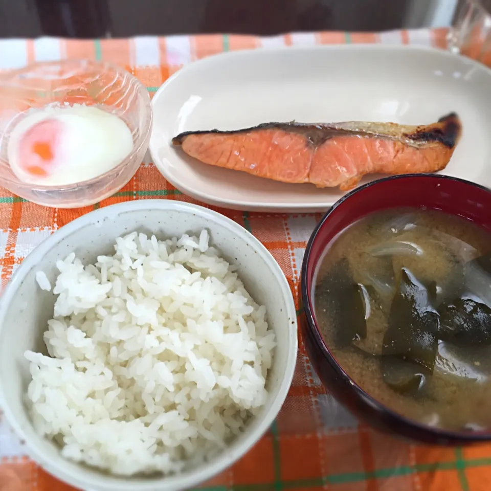 Snapdishの料理写真:焼鮭、玉ねぎとワカメの味噌汁、温泉卵|純さん