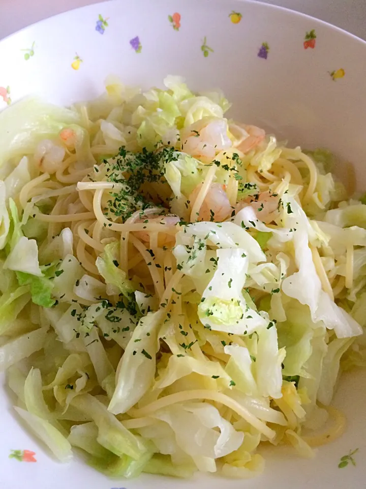 Snapdishの料理写真:キャベツとエビのアヒージョ的なパスタ|sceviさん