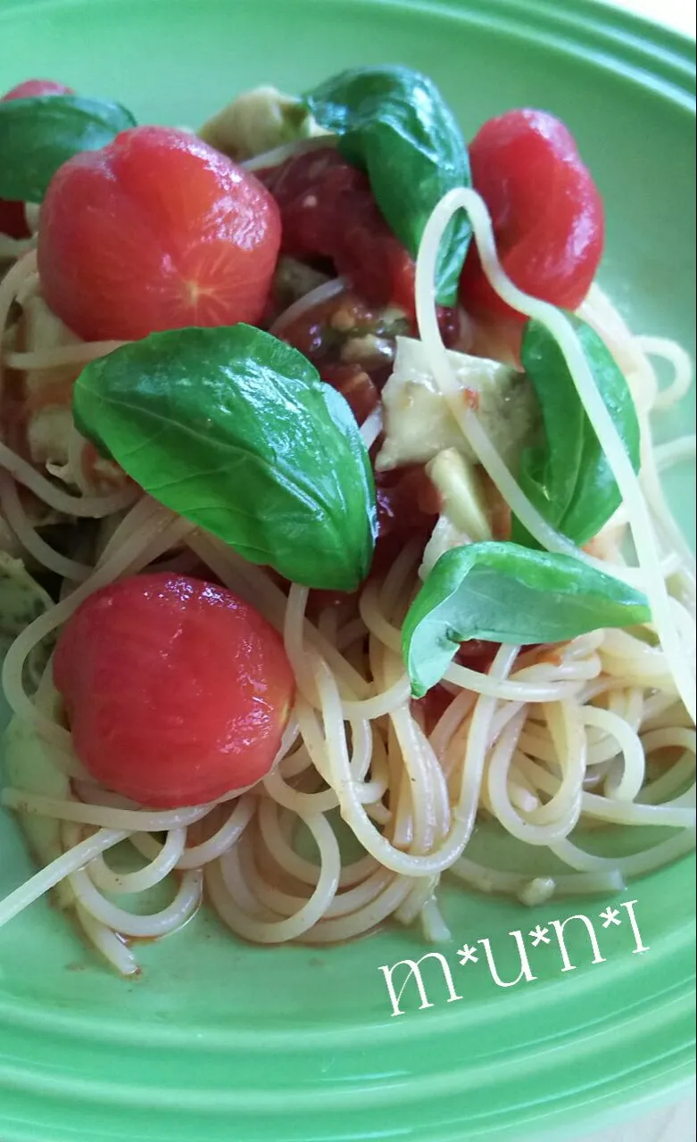 Snapdishの料理写真:作りおきのピリ辛トマトソースとトマトピクルスとバジルで冷製パスタ🎵|key♪さん