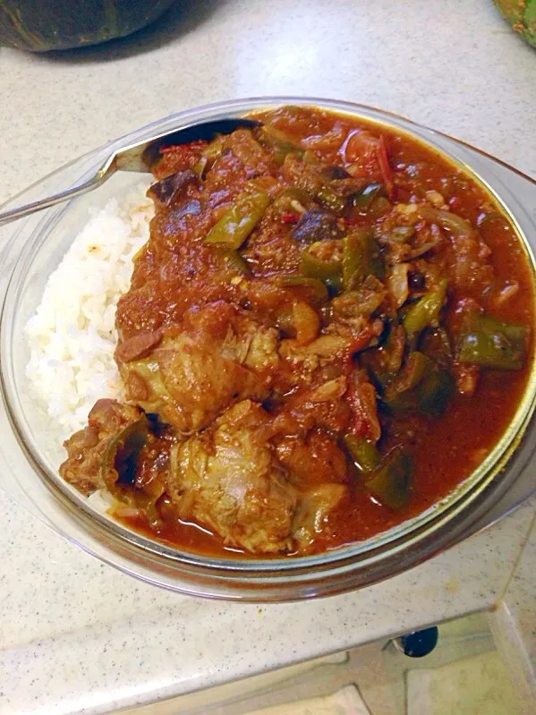 先週末に作ったカレー。 やっとちゃんと食べれた。  鶏の手羽元に玉ねぎ、トマト、ナス、ピーマン、ししとう。 タバスコとナンプラーでエスニック風味を強めに仕上げたが、これがなかなか良くできた。|Yasuhiro Koikeさん