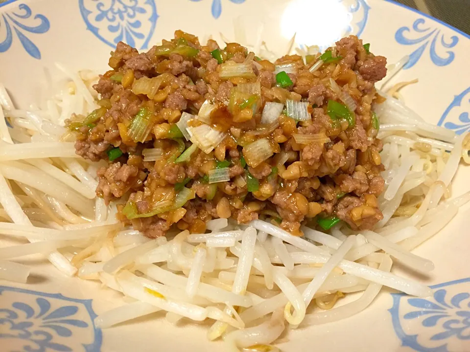 Snapdishの料理写真:もやしの納豆挽肉炒め|Yoshito  Kobayashiさん