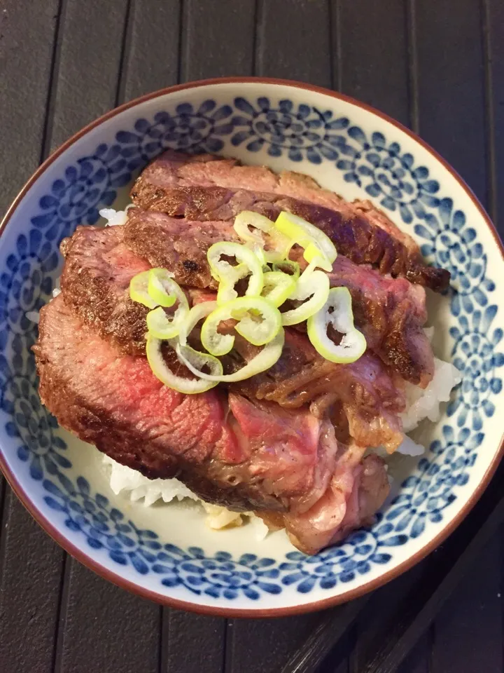 Snapdishの料理写真:吃不到“孤独美食家”里介绍的箱根牛肉盖饭，那就自己动手做一份吧。|js111111さん