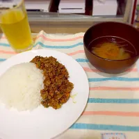 Snapdishの料理写真:ドライカレー&コンソメスープ|まさこさん