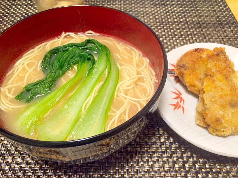 darling会社の飯会🙍1人の時はこんなもん😂お土産で頂いたラーメン🍜先日の肉じゃがコロッケ解凍してチン♬いただきます👐|憲♡歩さん