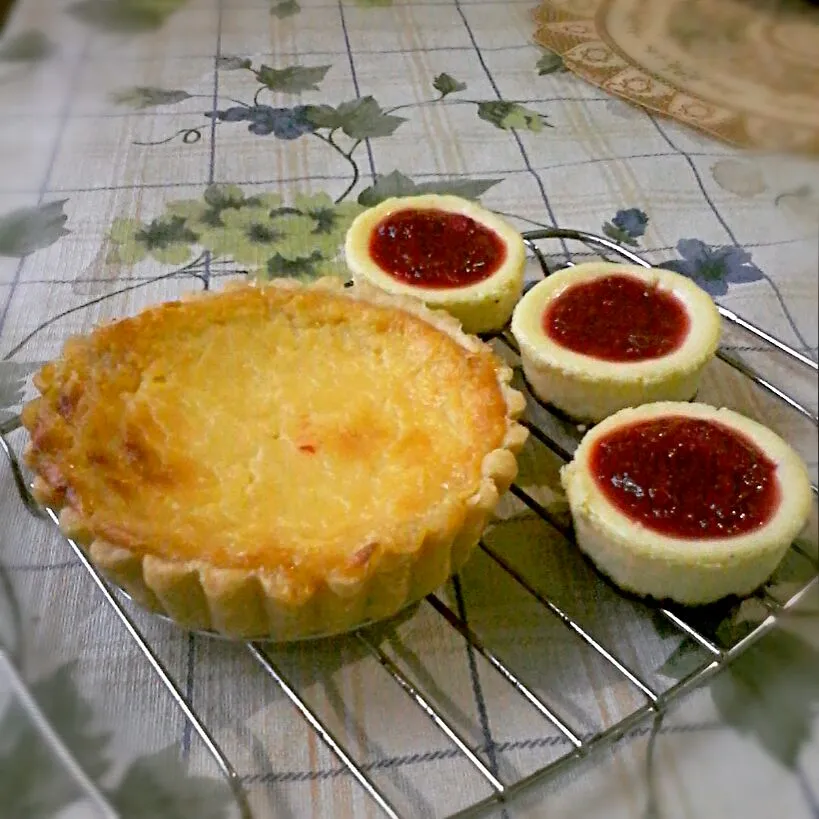 Snapdishの料理写真:Custard Tart and Starwberry Cheesecake|Anisa Suci Bulan Sariさん