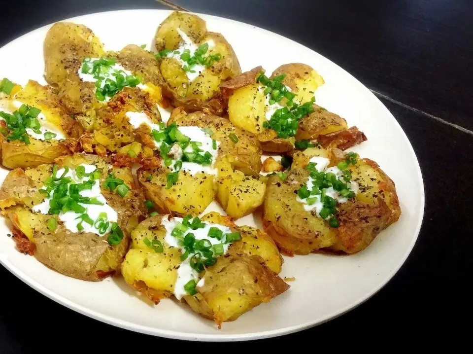 squashed-potato drenched with olive oil n topped with sour cream spring onions|dotdotdotx2さん