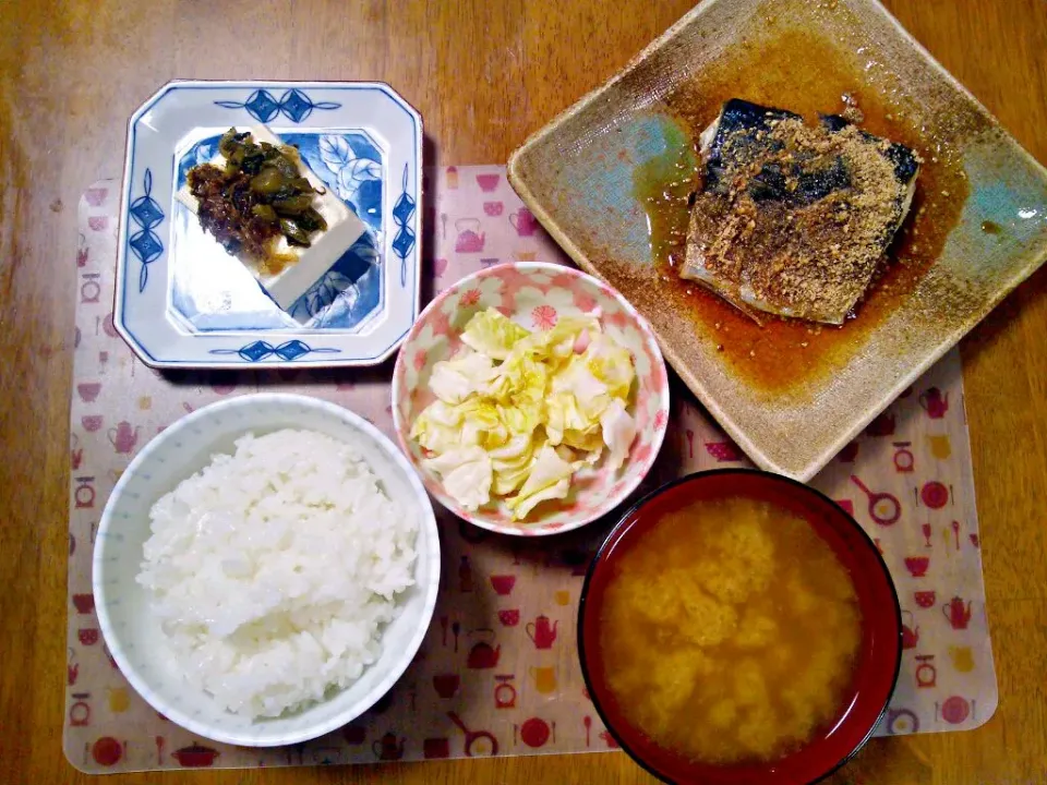 Snapdishの料理写真:８月2５日 鯖のゴマ酢焼き 塩キャベツ 冷奴 しじみのお味噌汁|いもこ。さん