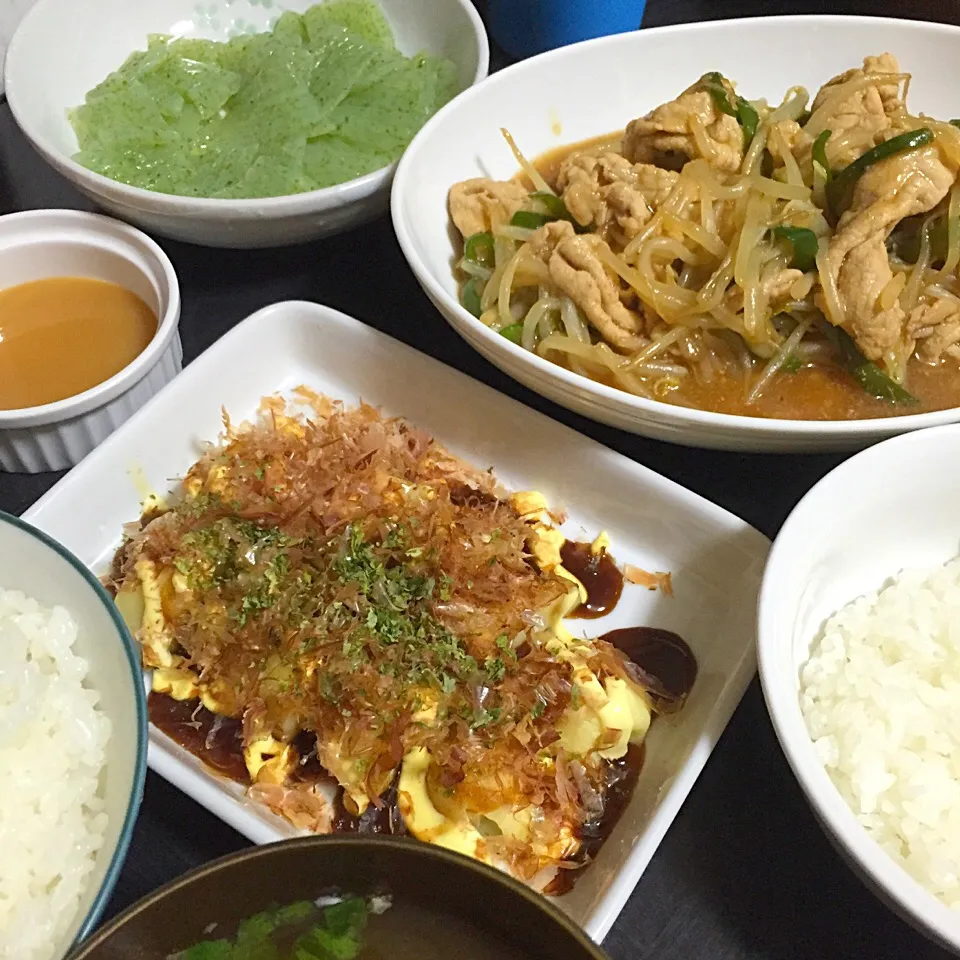 今日の晩ご飯は、豚肉と野菜のあんかけ炒め、じゃがいものたこ焼き風、刺身こんにゃく。|ゆえさん