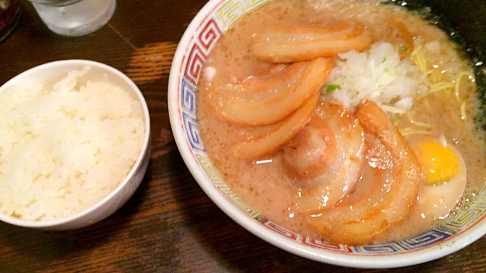 Snapdishの料理写真:長浜ラーメン
とんこつチャシュー醤油|にらさん