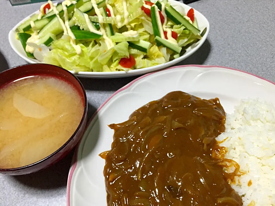 玉ねぎたっぷりフライパンで作るカレー、野菜サラダ、大根味噌汁|ms903さん