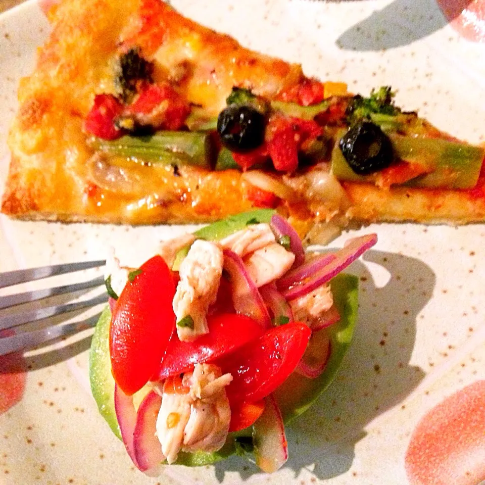 My home girl made me ”Avocado and Chicken breast salad” w/ Vegie Pizza on the side. lol|Seagrapesさん