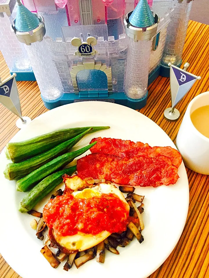 Breakfast with Medley of Portabella Mushrooms, Onion and Garlic, and Okra, Turkey Bacon, Egg and Fruit (for me)|Cheryl Melnickさん