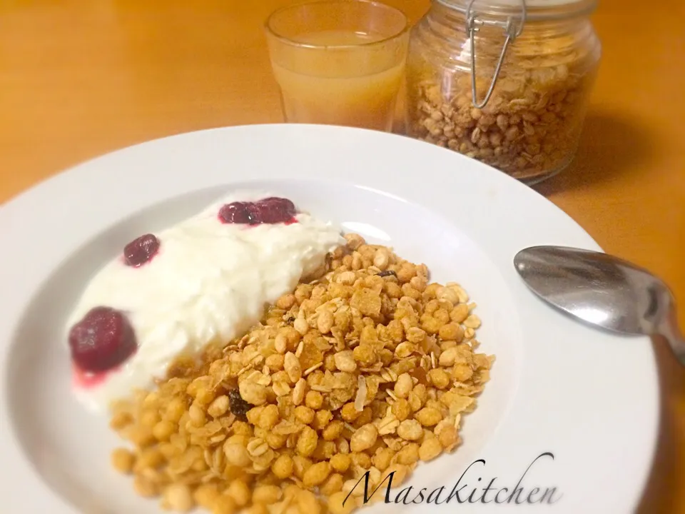 Fruits granola with yoghurt for breakfast|Masakiさん