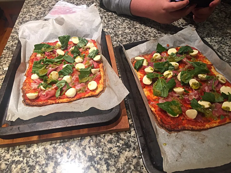 Gluten free cauliflower base pizza with prosciutto, basil and bocconcini! ❤️❤️|Samantha Jane Russoさん