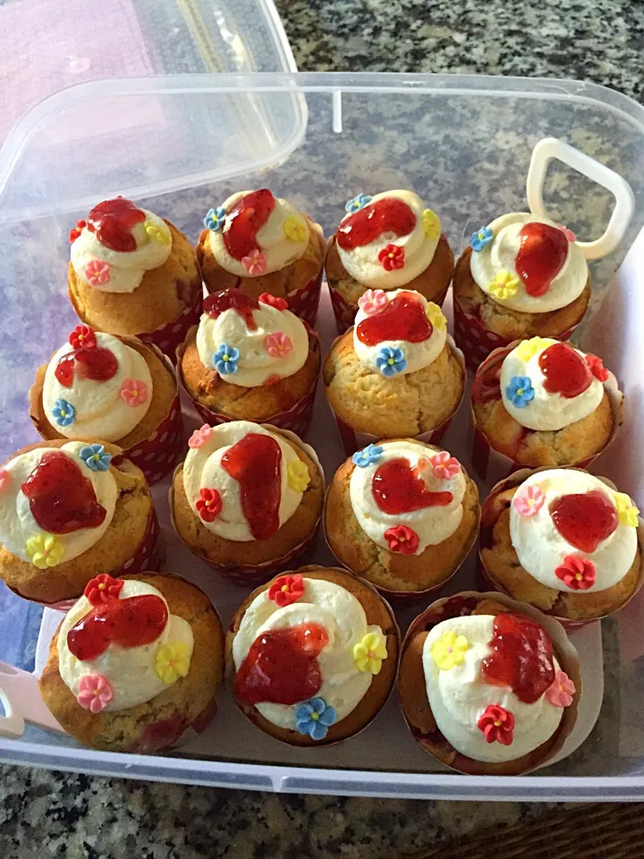 Strawberry cupcakes with cream cheese frosting and strawberry jam! 🍓🍓🍓|Samantha Jane Russoさん