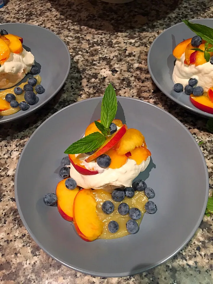 Peach, blueberry and lemon curd individual pavlovas! 🍑🍋🍇|Samantha Jane Russoさん