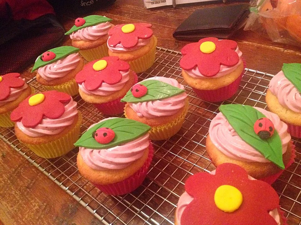 Vanilla cupcakes with blackberry frosting. Home made decorations! 🍇🐞🍃🌷|Samantha Jane Russoさん