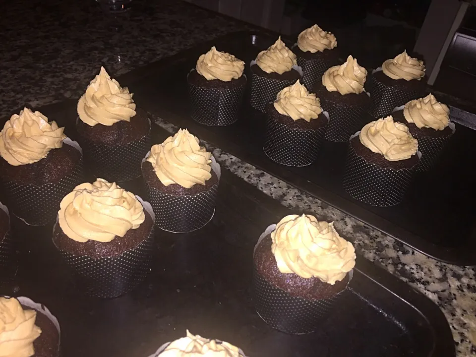 Chocolate cupcakes with peanut butter frosting! 🍫🍯|Samantha Jane Russoさん