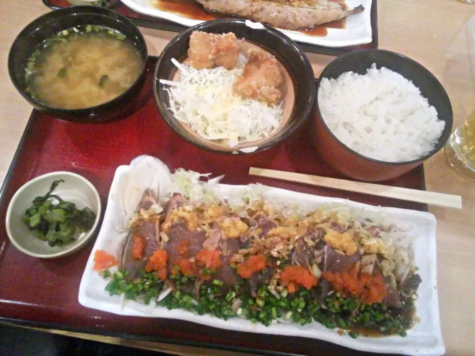 神保町・築地食堂源ちゃんのかつおのっけ盛り＆唐揚げ定食|すーさん