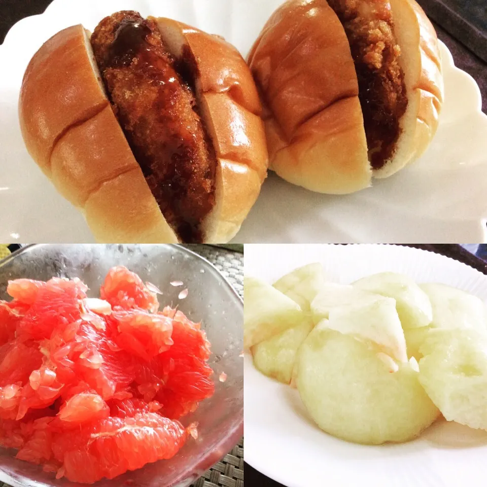 今朝の朝食「コロッケパン＆カツサンド、フルーツ(ピンクグレープ＆ピーチ🍑」美味しい😋|アライさんさん