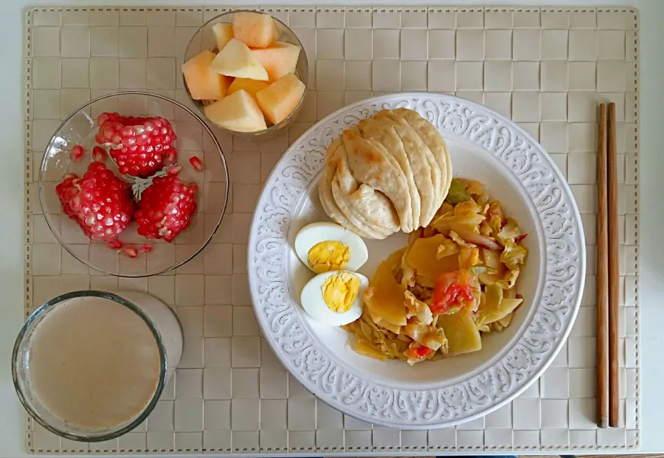 Breakfast: steamed twist roll, boiled egg, fried potato with cabbage and tomato, hami melon, pomegranate, coffee latte.|Liciaさん